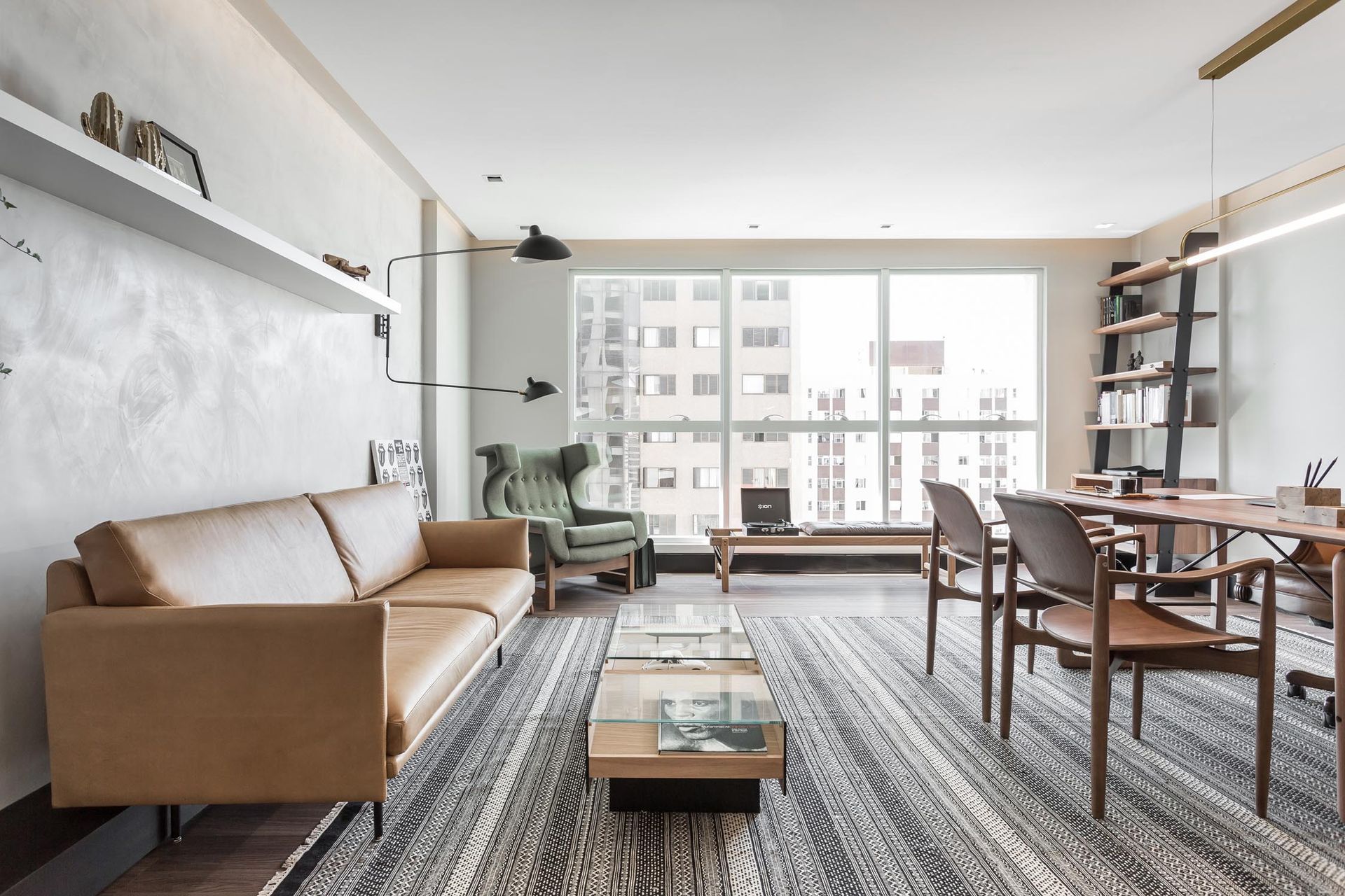 Uma sala de estar com sofá, mesa e cadeiras