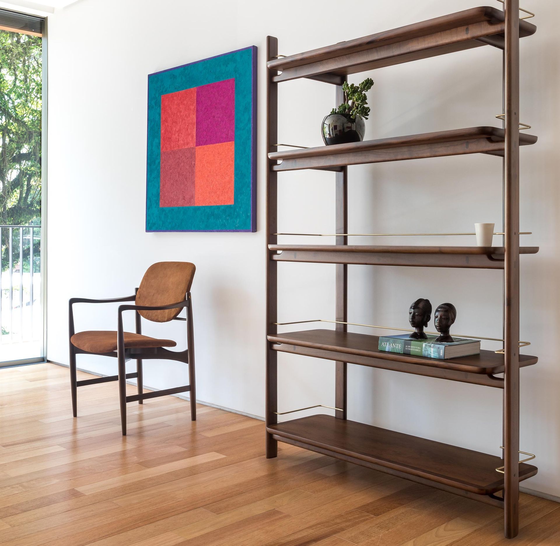 Sala de estar com prateleira de madeira e cadeira