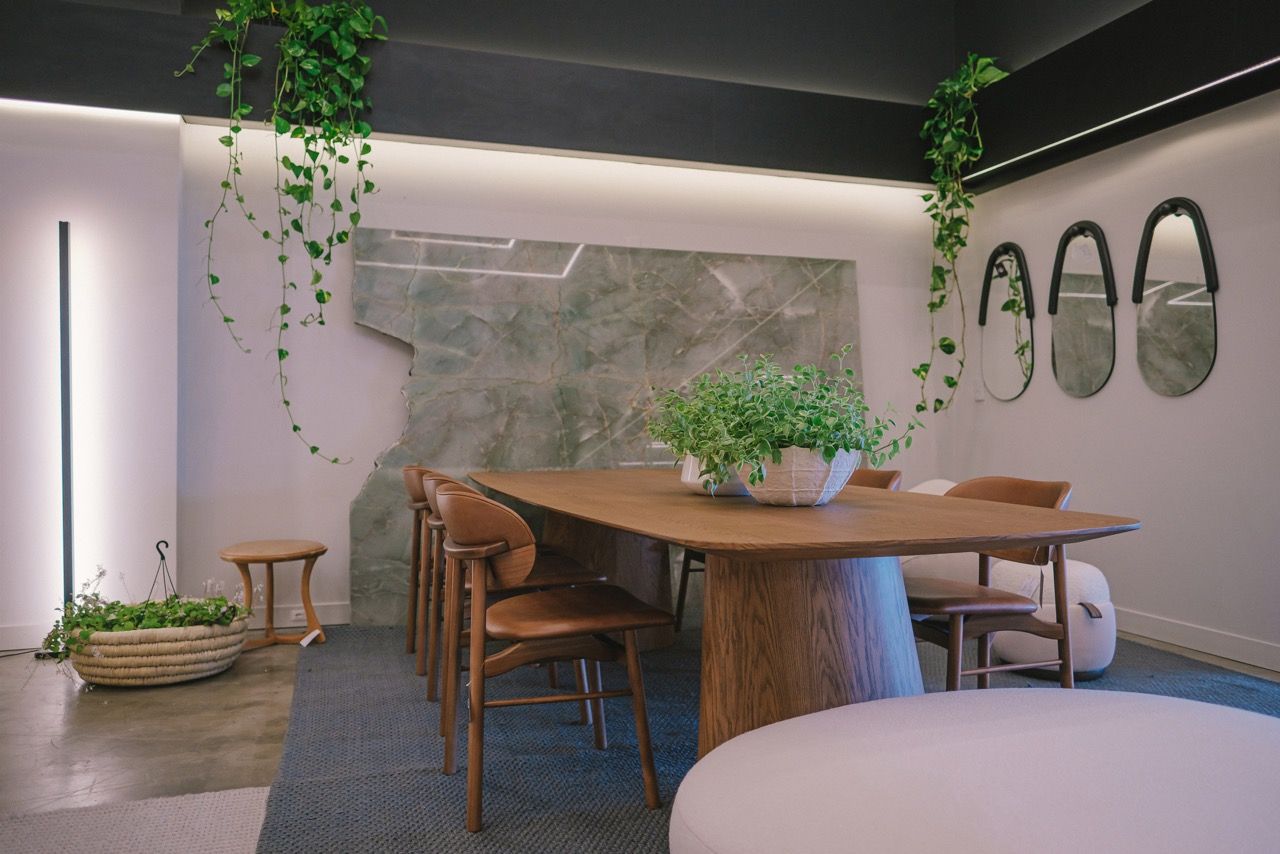 Uma sala de jantar com uma longa mesa e cadeiras de madeira.