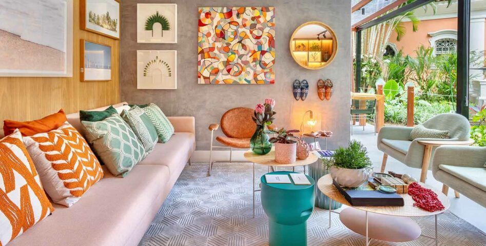 Uma sala repleta de móveis e pinturas nas paredes.