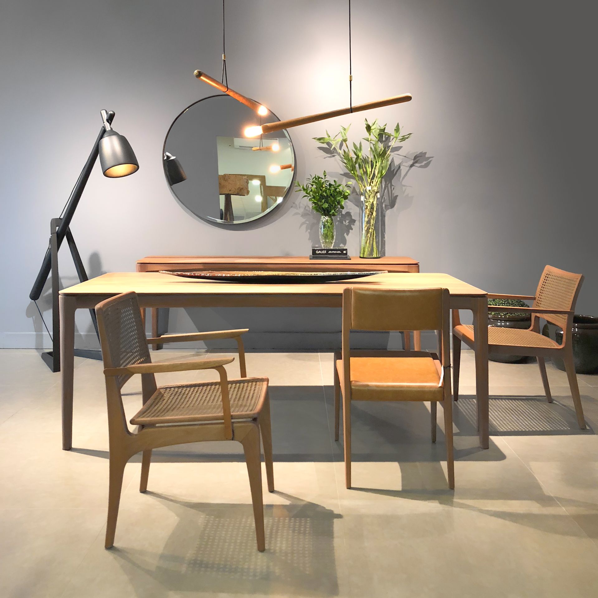 Sala de jantar com mesa e cadeiras e espelho