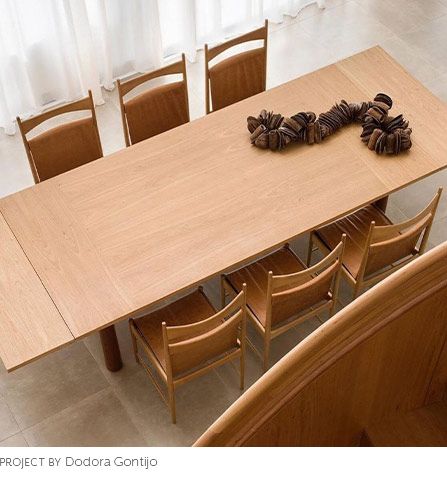 Uma foto de uma mesa e cadeiras de madeira tirada por dodora contigo