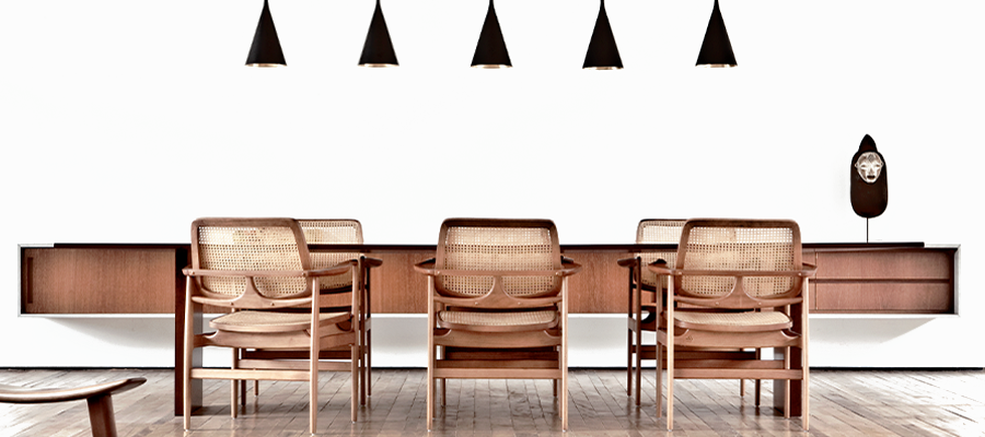 Uma sala de jantar com uma longa mesa e cadeiras