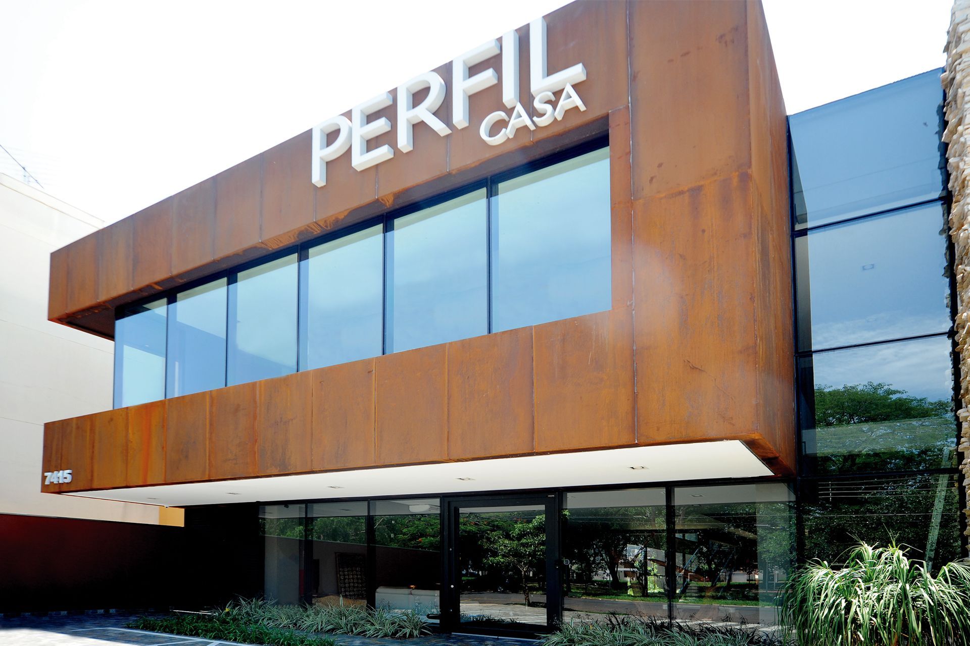 Um grande edifício com a palavra perfil casa