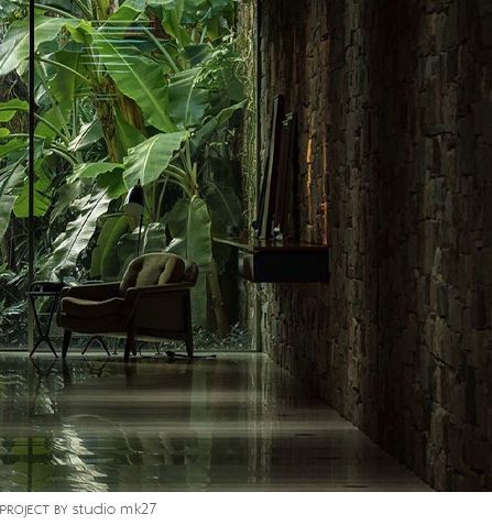 Uma cadeira está em um corredor ao lado de uma grande janela.