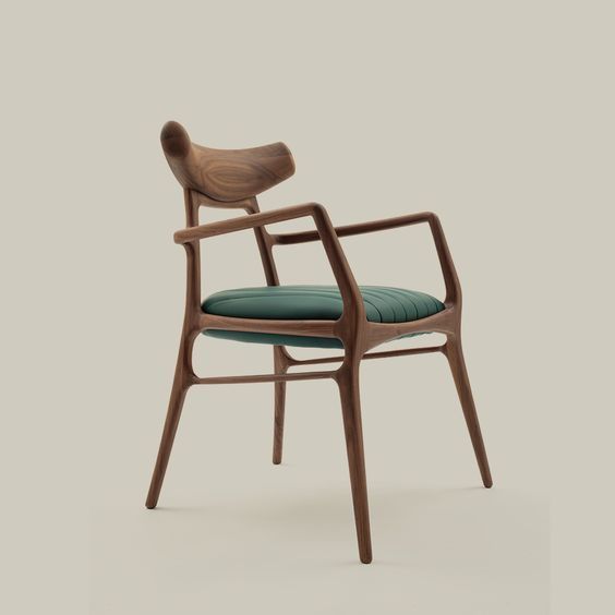 Uma cadeira de madeira com uma almofada verde