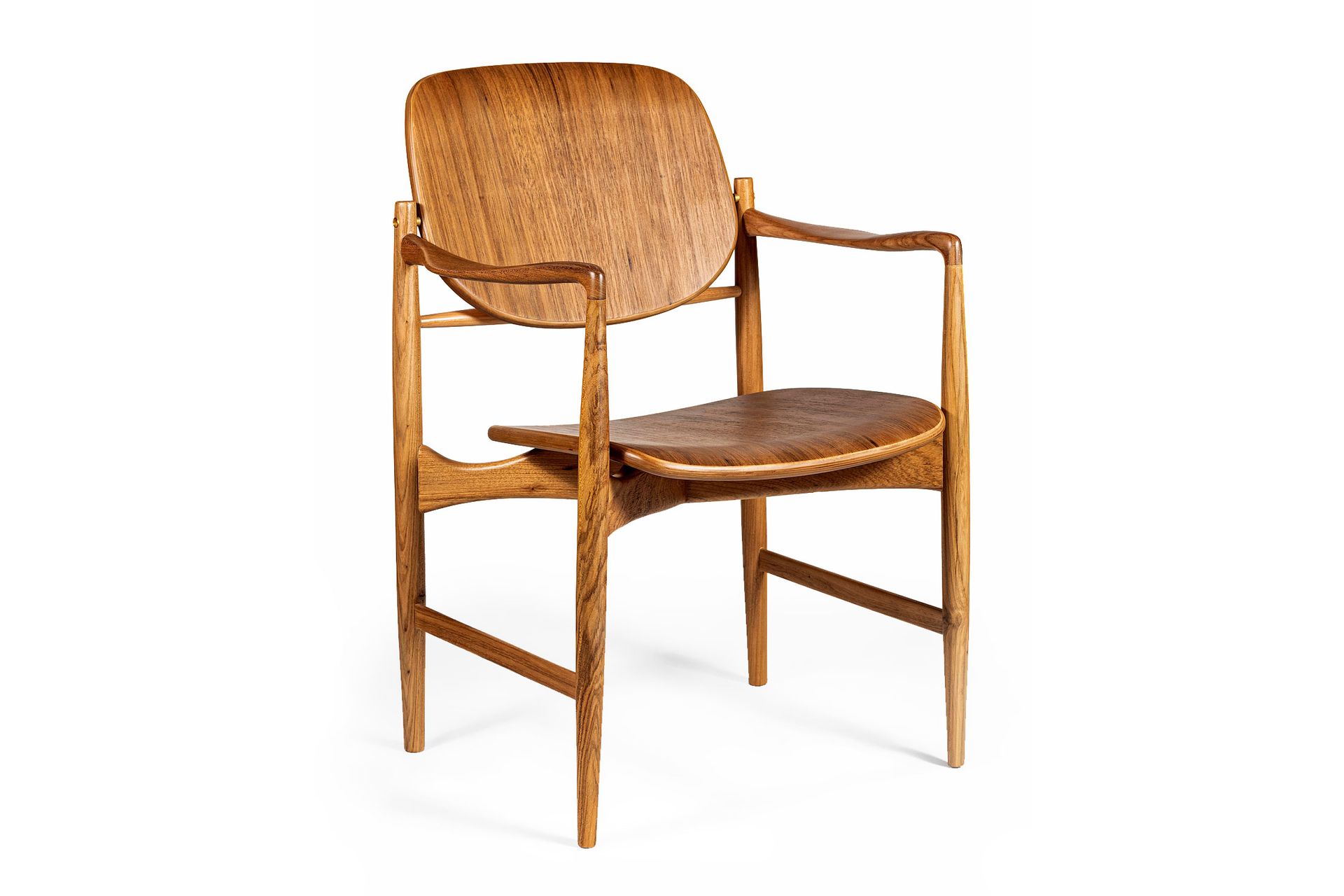 Uma cadeira de madeira com assento de couro e apoios de braços sobre um fundo branco.