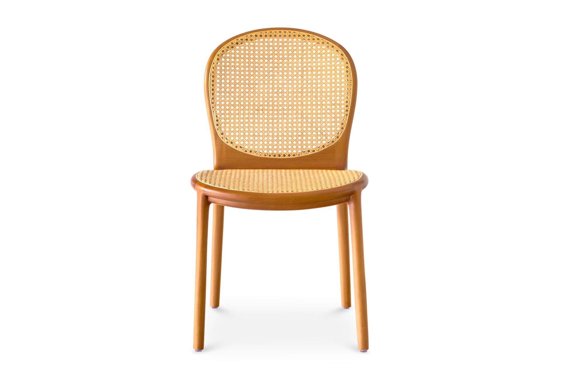 Cadeira de madeira com assento e encosto de vime sobre fundo branco.