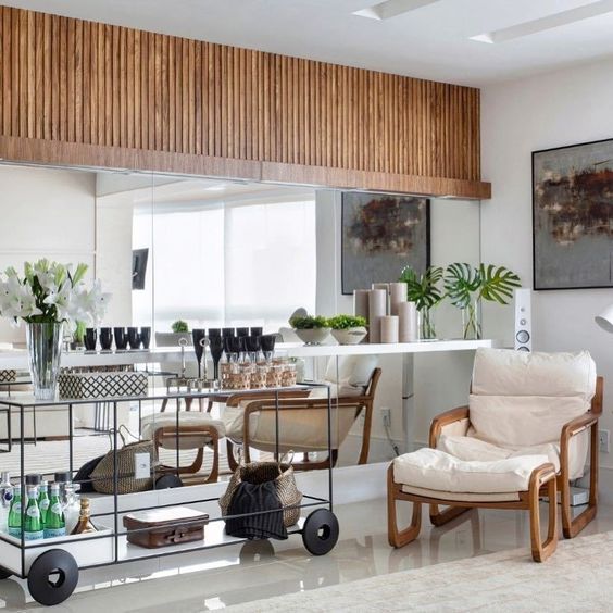 Uma sala com cadeira e carrinho com rodas