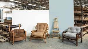 Um grupo de cadeiras está sentado lado a lado em uma sala.