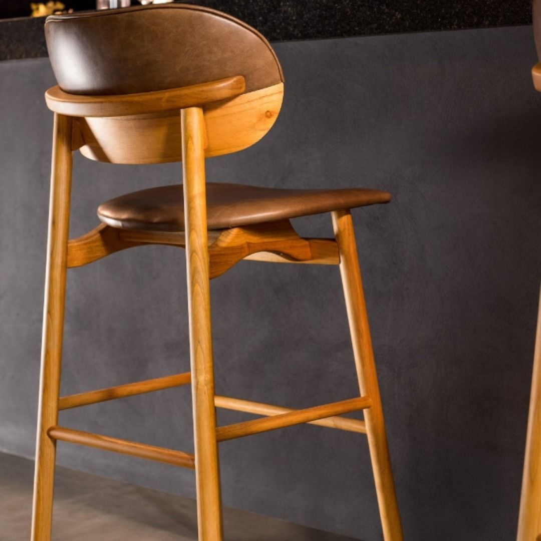 Banco de bar de madeira com assento de couro marrom