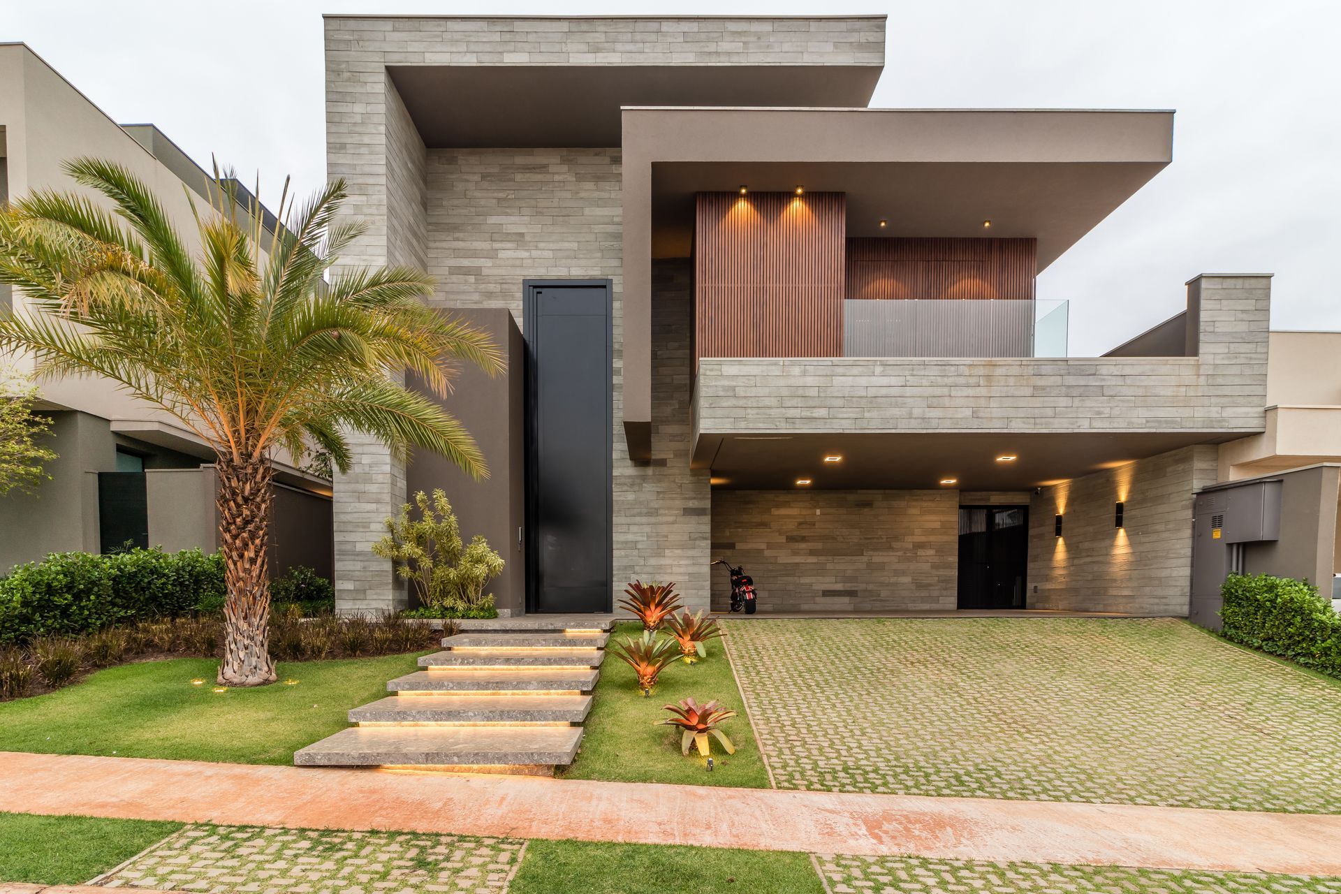 Uma casa moderna com uma palmeira na frente