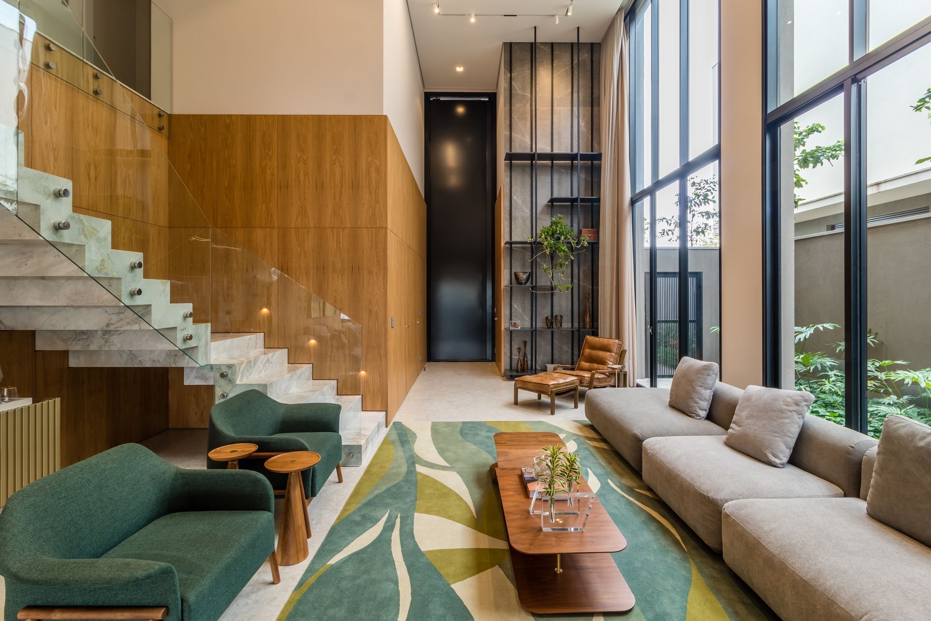 Uma sala com muitos móveis e uma escada.