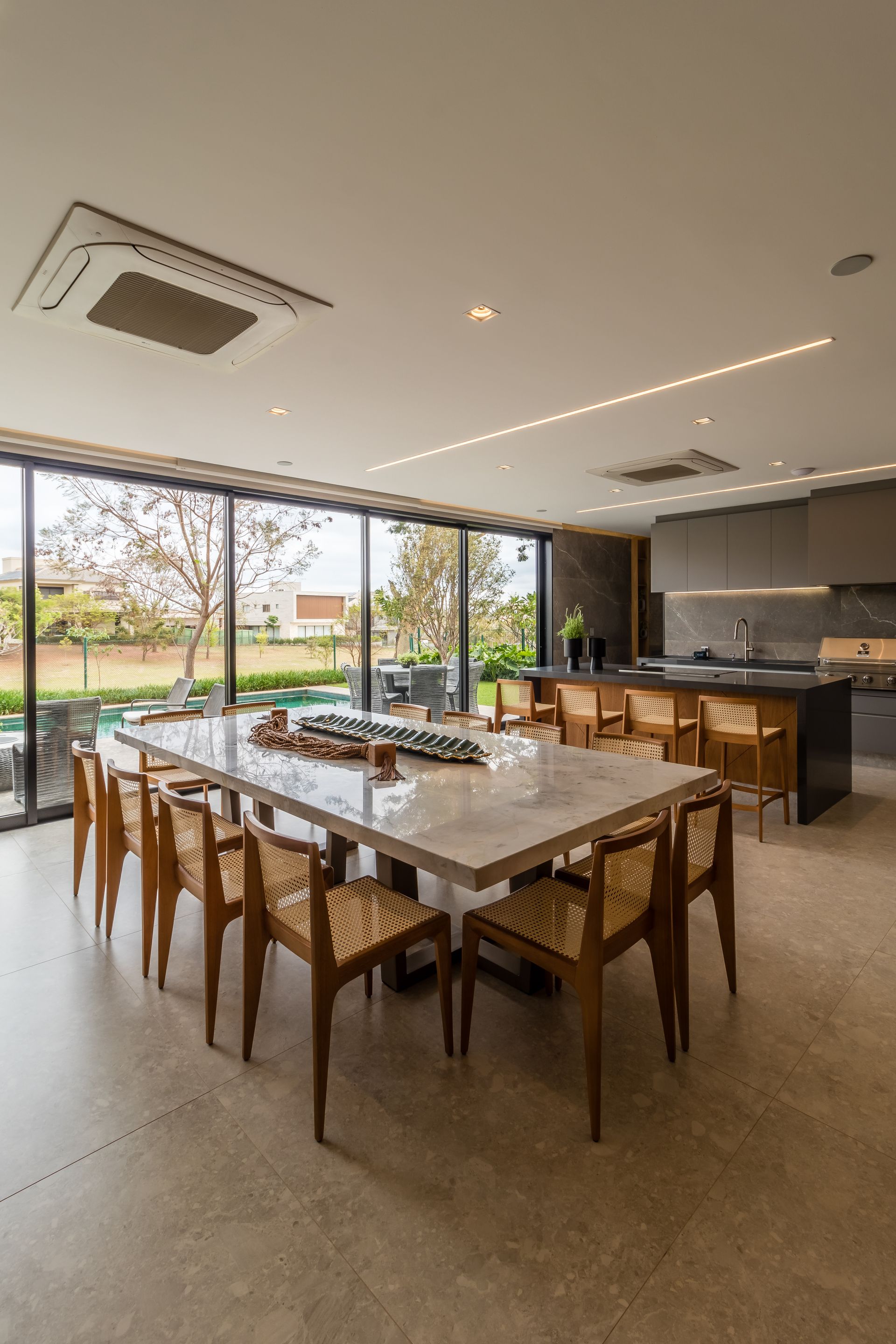 Há uma grande mesa e cadeiras no meio da sala.