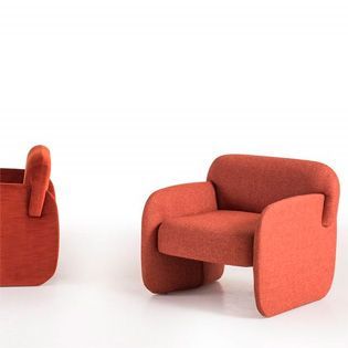 Duas cadeiras vermelhas estão sentadas uma ao lado da outra sobre uma superfície branca.