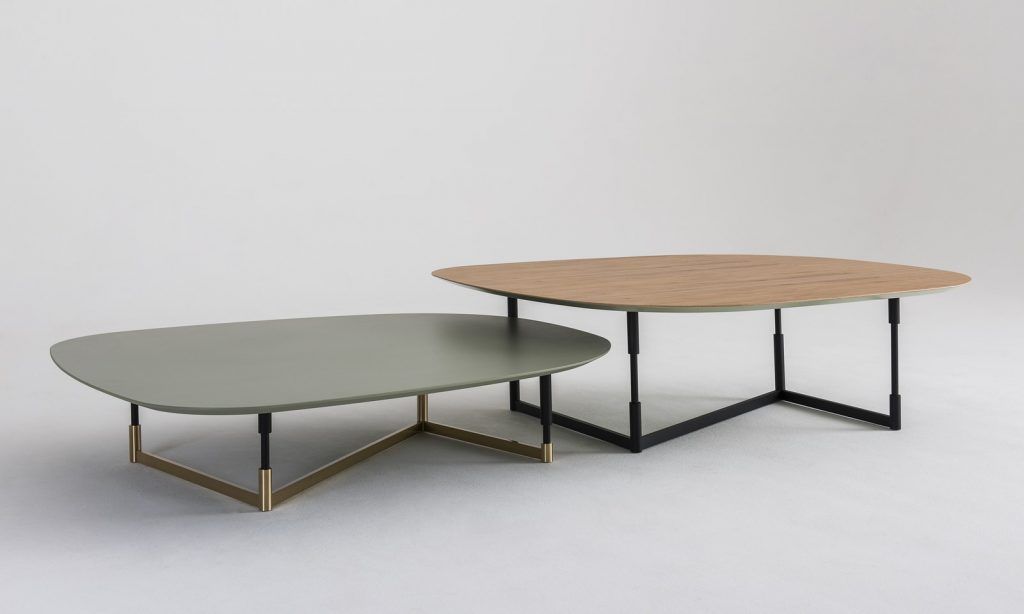 Duas mesas de centro estão próximas uma da outra em uma superfície branca.