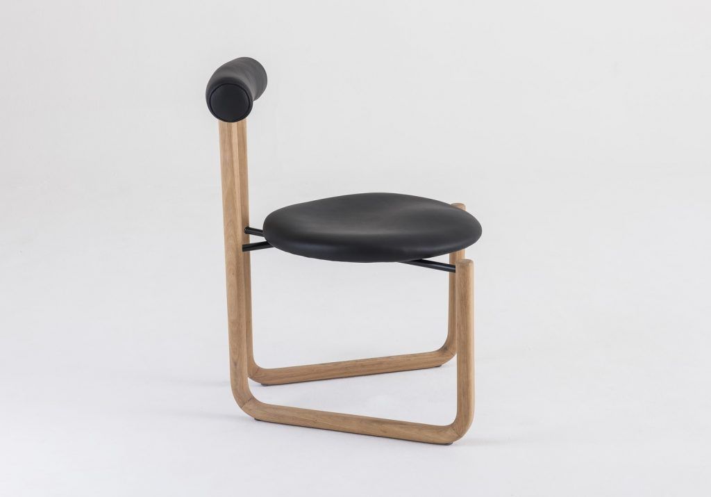 Uma cadeira preta com moldura de madeira e um assento preto sobre fundo branco.