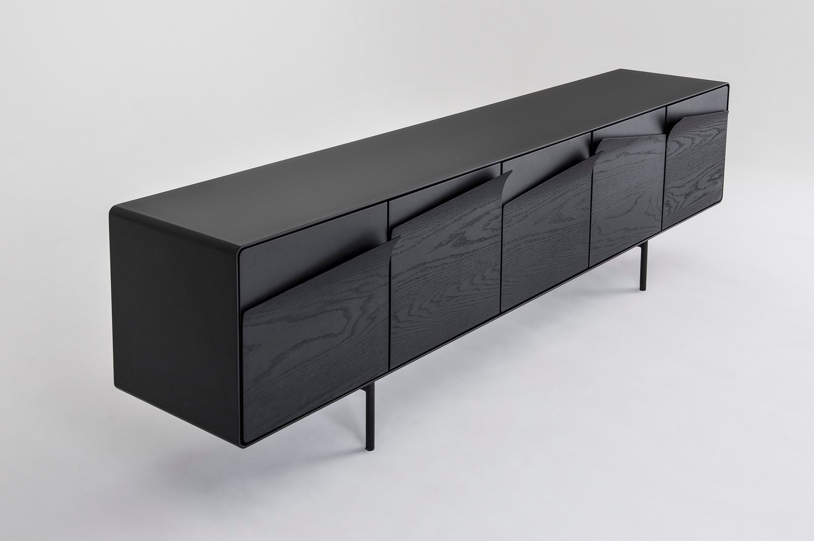 Um longo armário preto com gavetas sobre fundo branco