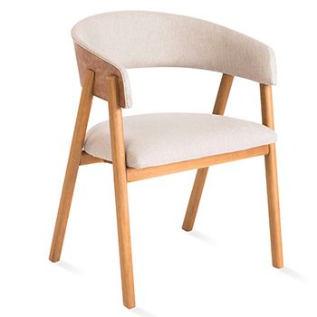 Uma cadeira com estrutura de madeira e almofada branca