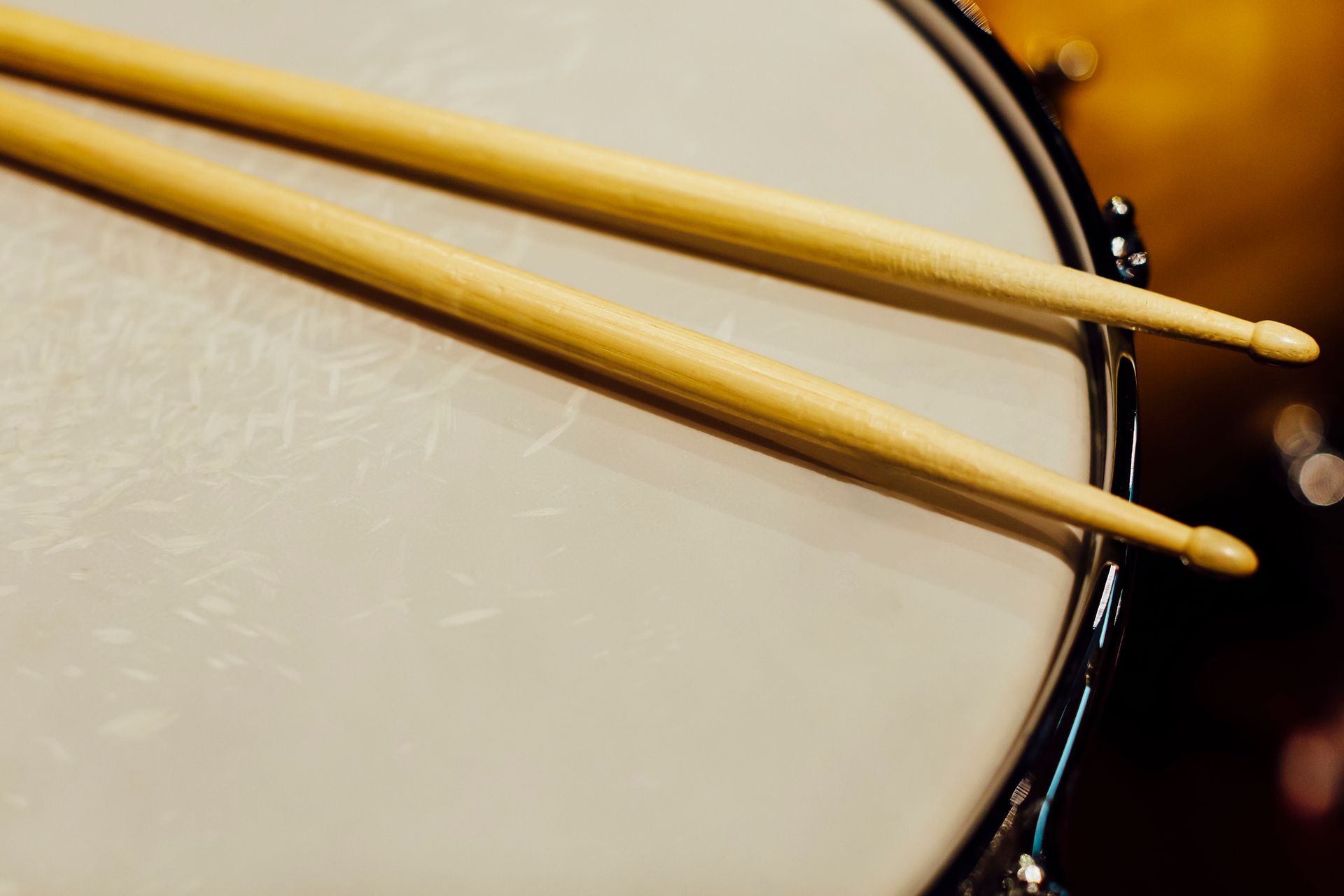 Bacchette appoggiate su una pelle di tamburo.