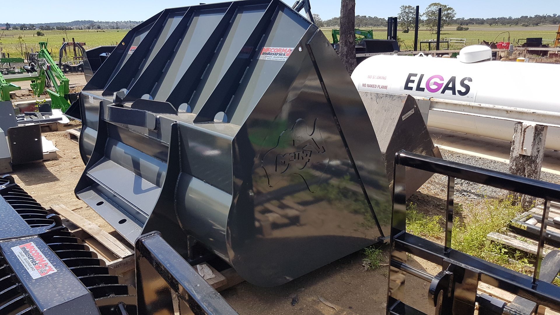 Wheel loader light material bucket