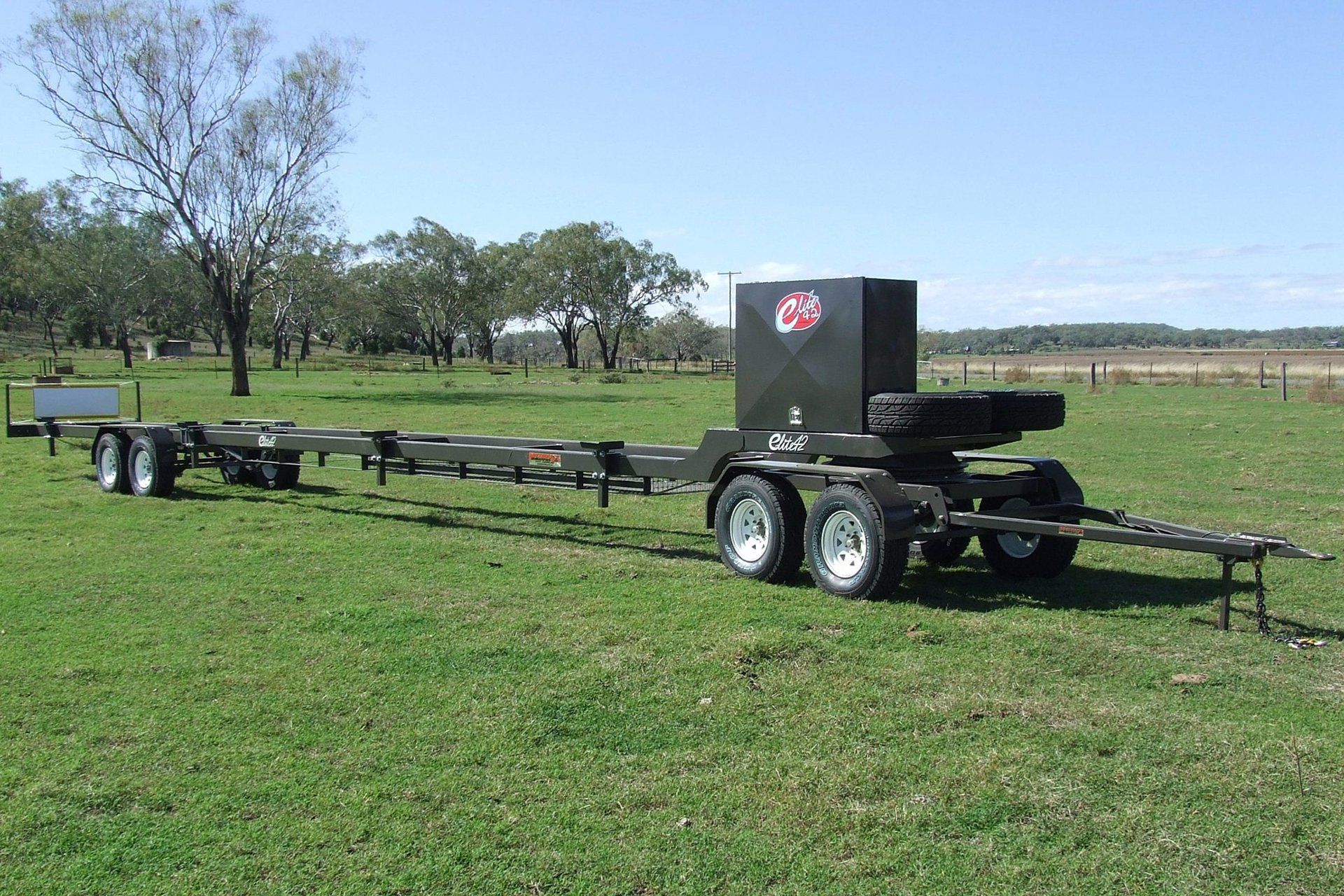 a photo of a McCormack Elite42 Comb Trailer parked in a paddock