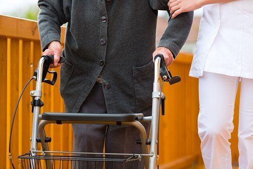 Anziano con deambulatore