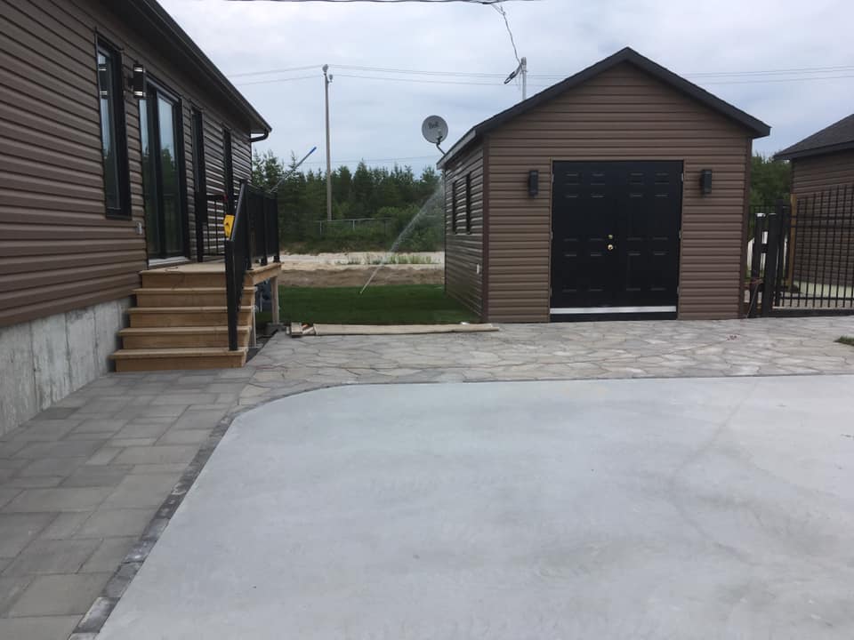 maison nouvellement construite avec route en béton et garage