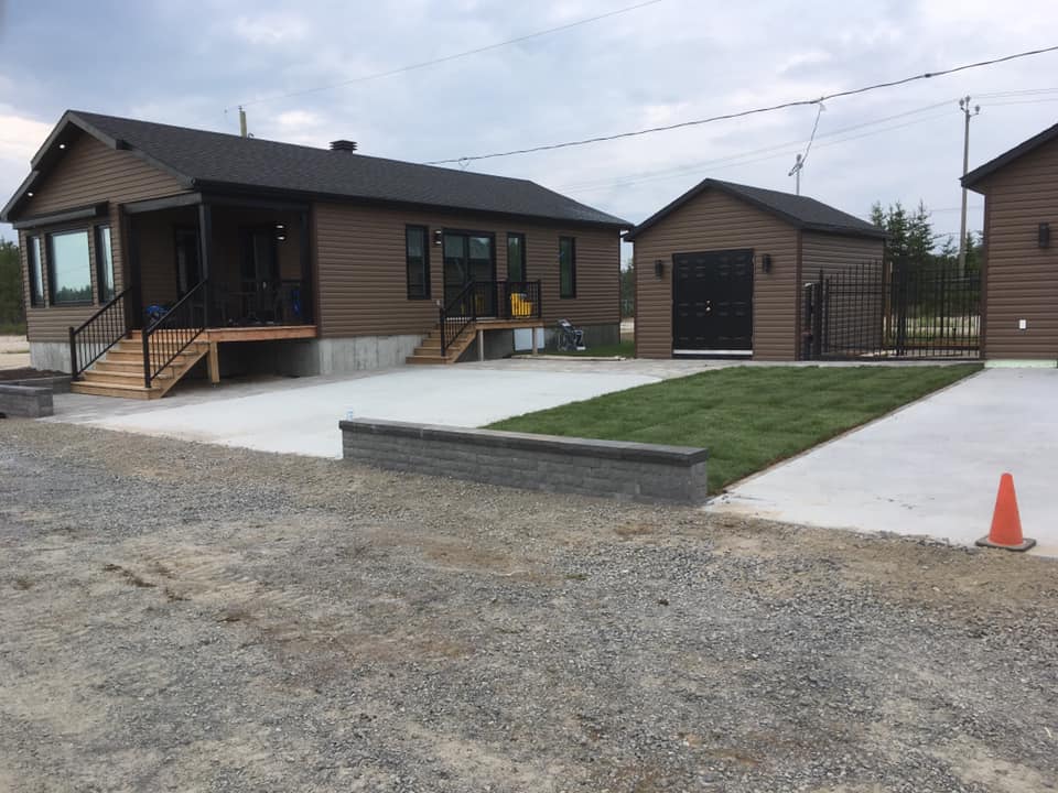 maison nouvellement construite avec pelouse de route et tapis