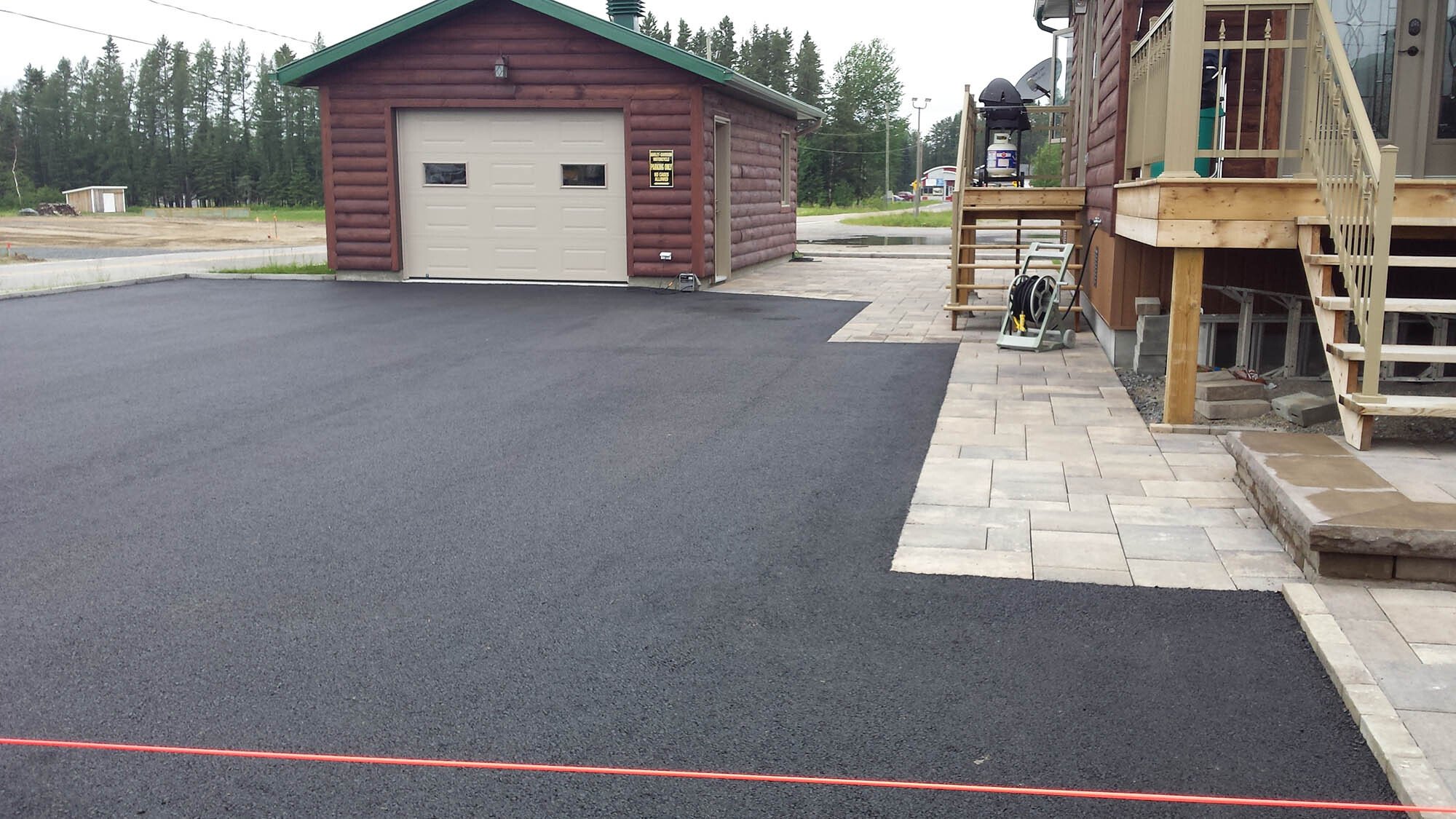 finition d’asphalte de la cour avant de la maison avec garage