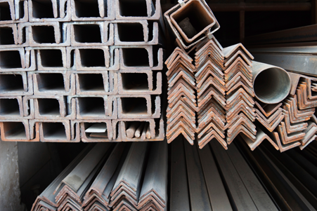 Pilas de vigas de acero: formas de canal, de ángulo, cuadradas y redondas.