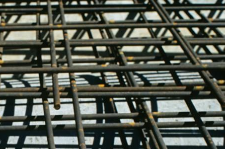 Barras de acero reforzado dispuestas en cuadrícula, preparadas para el vertido del hormigón.