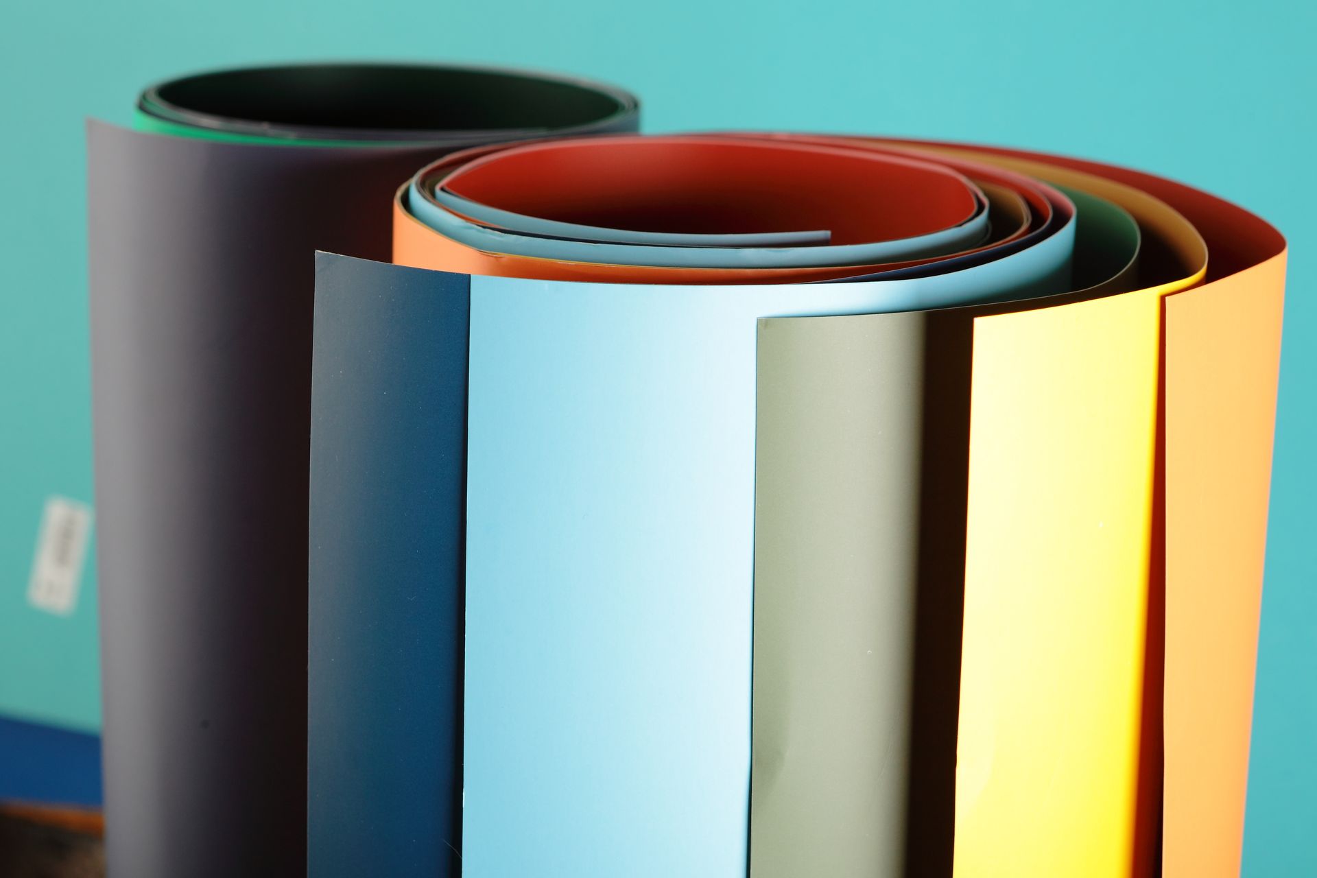 Tre rotoli di carta di colore diverso sono impilati uno sopra l'altro