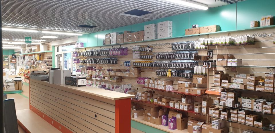 scaffali con materiale elettrico