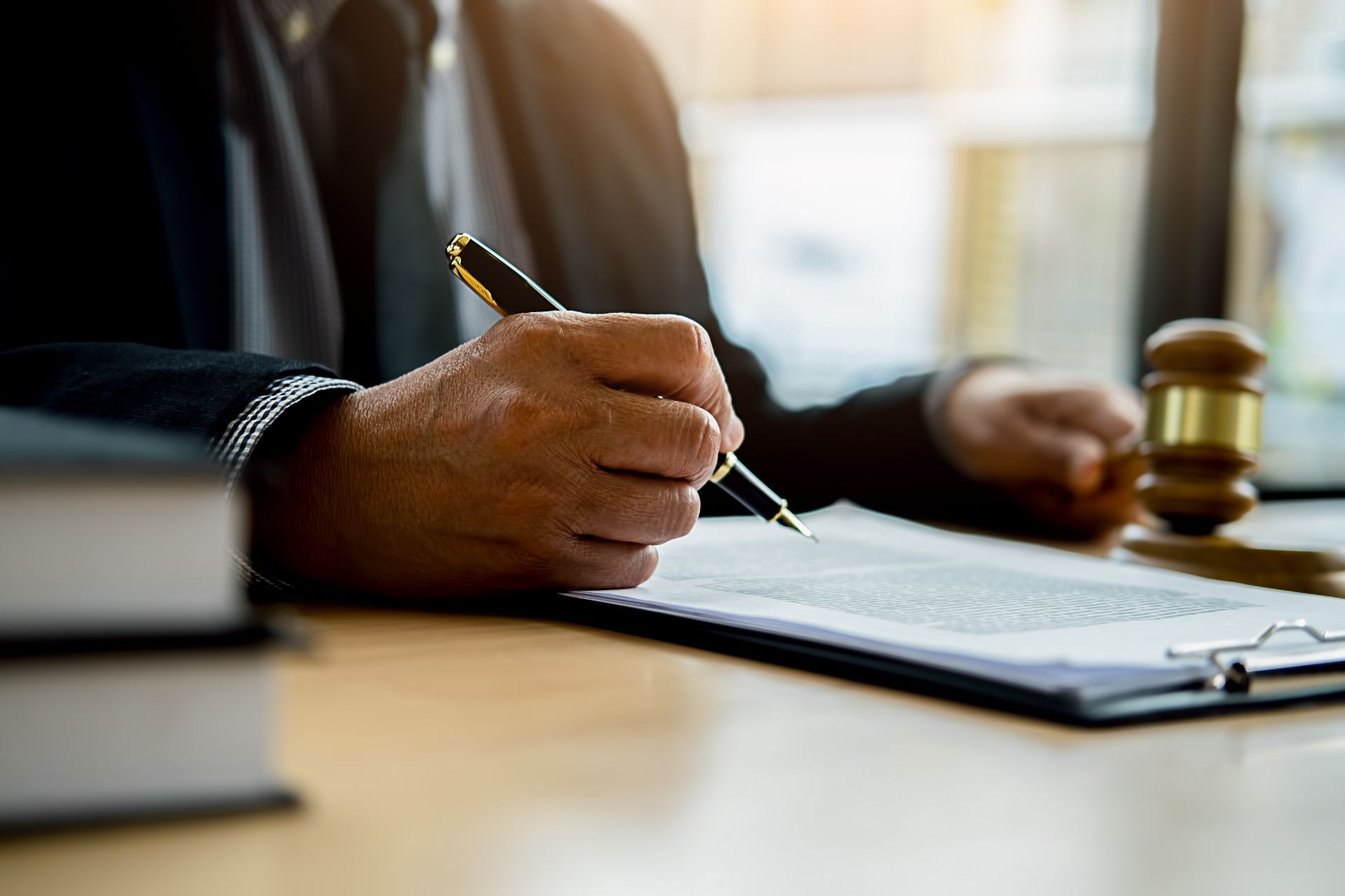 avvocato mentre firma un atto