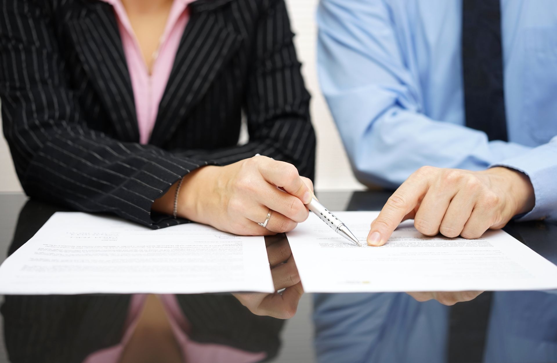 avvocato con cliente mentre consulta la documentazione