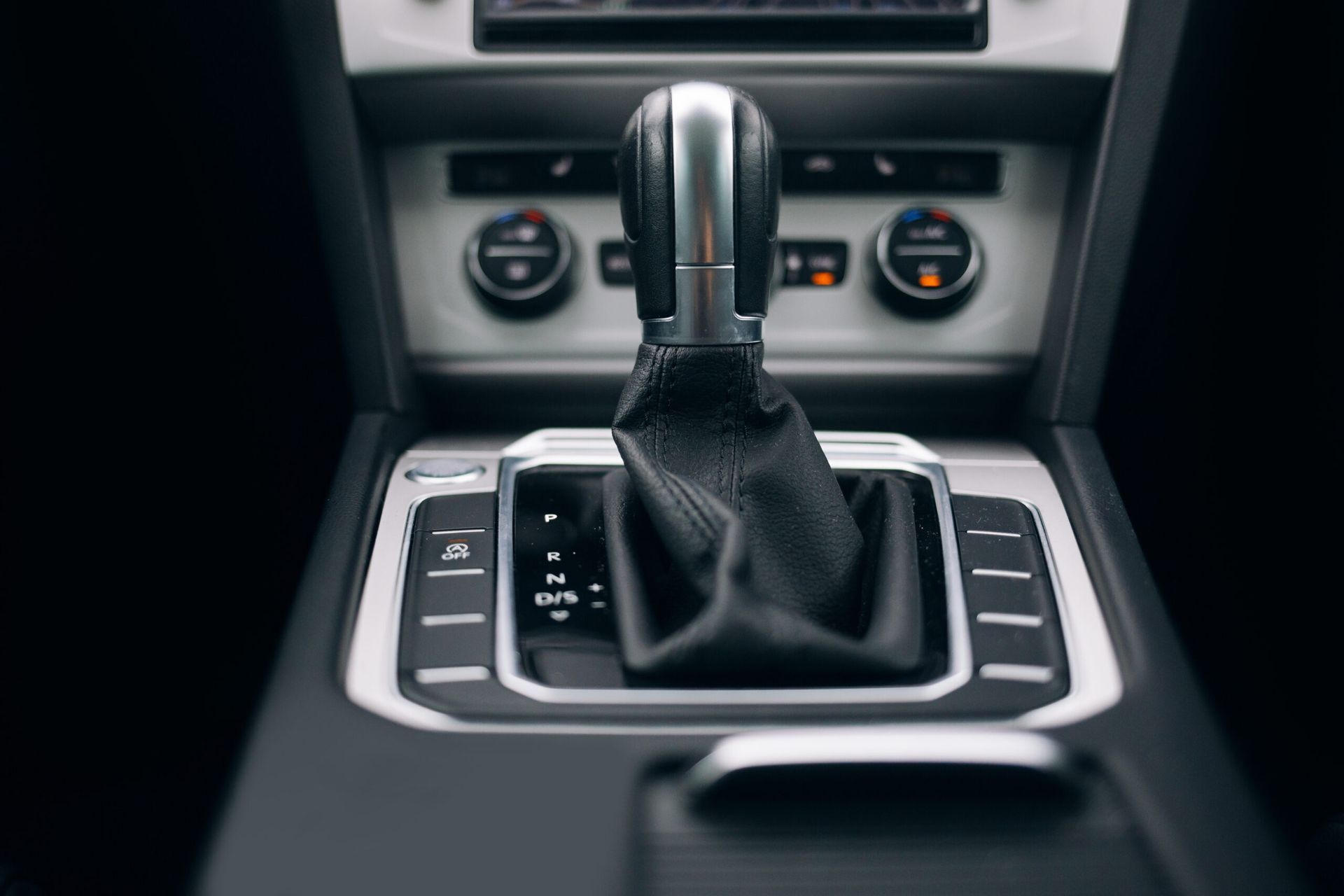 A close up of a gear shift in a car.