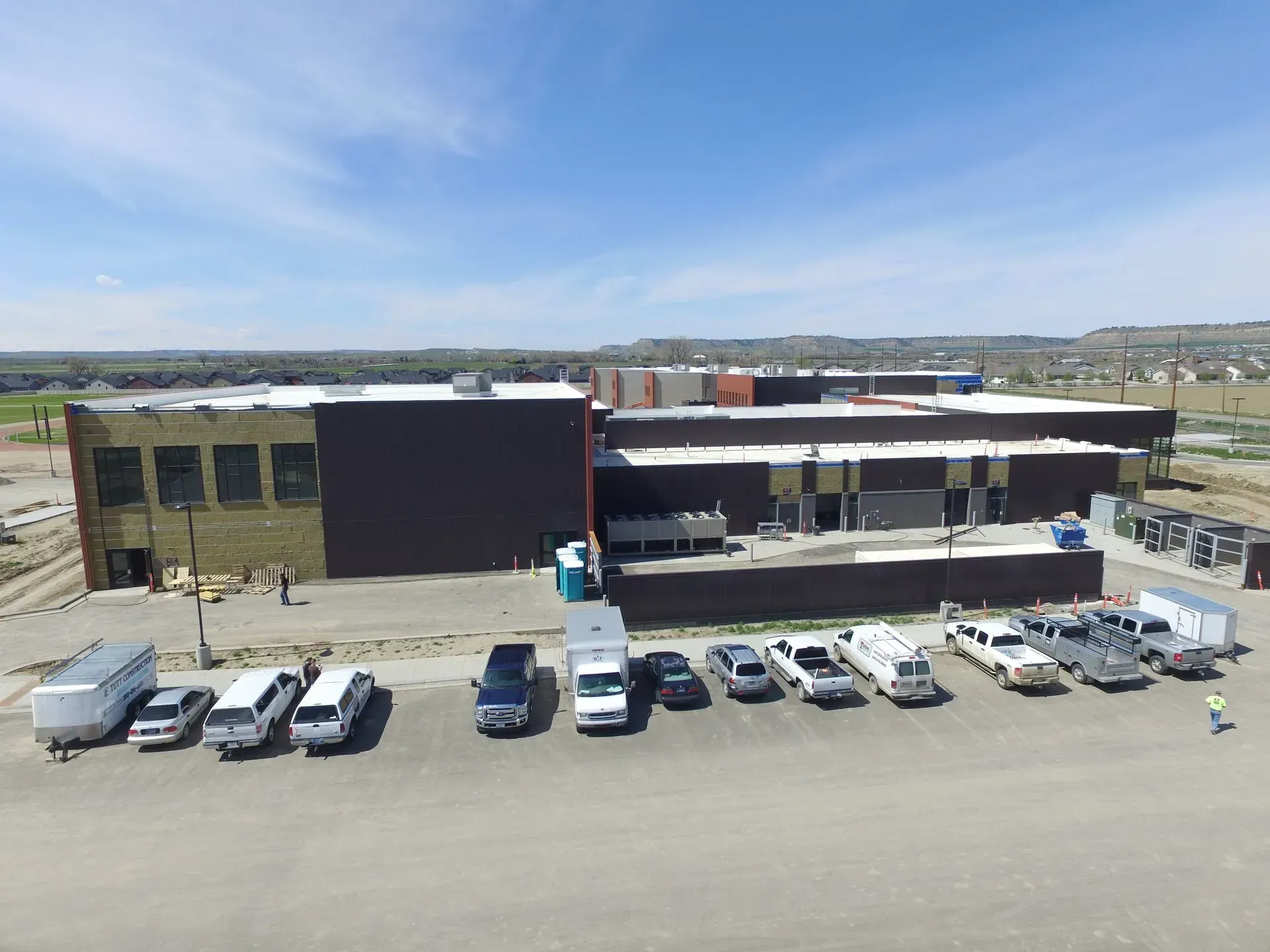 A large building with a lot of cars parked in front of it