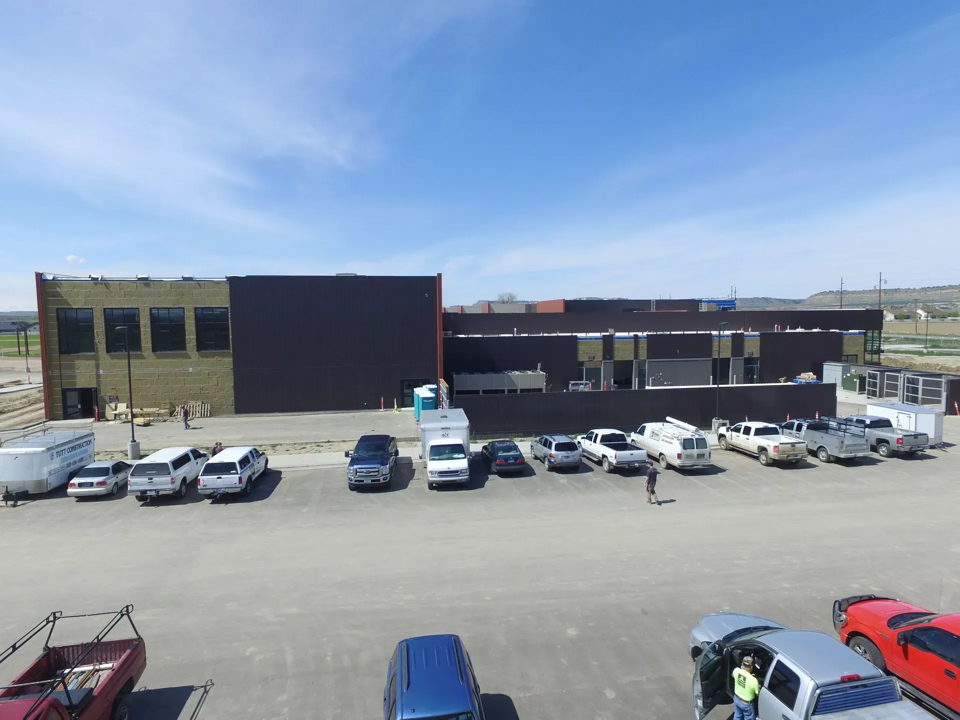 A large building with a lot of cars parked in front of it.