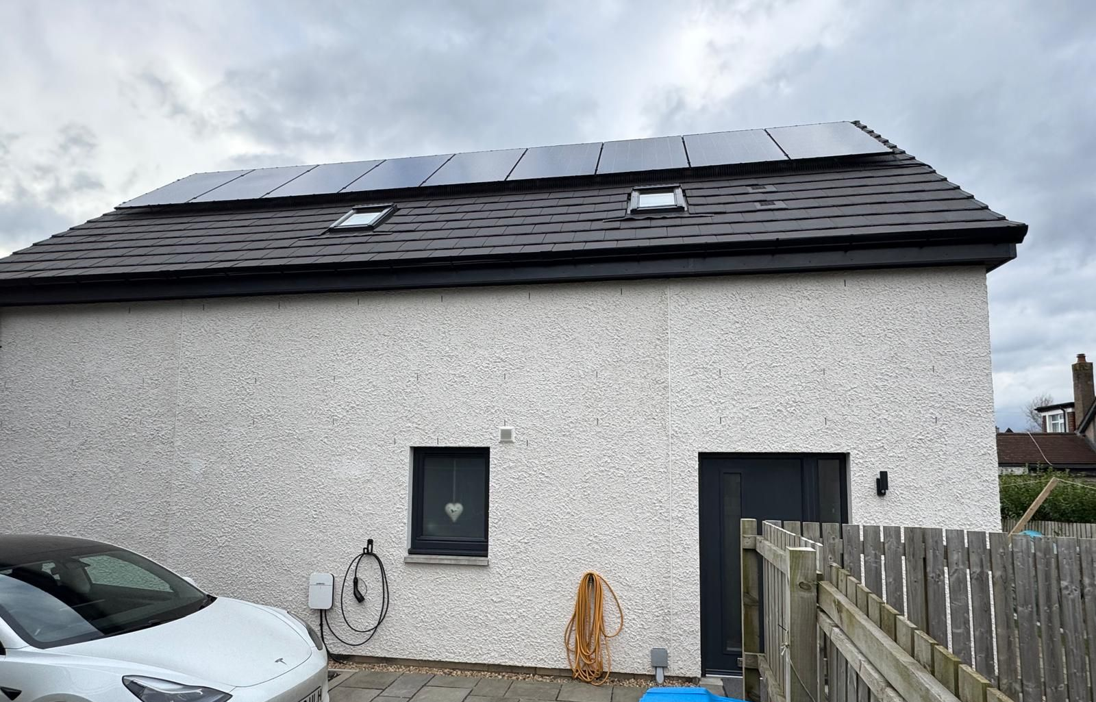 Another recent stunning solar installation on a beautiful modern home Recent Solar Installation in Glasgow carried out by Zero Carbon.
Solar panel installation in Glasgow by Zero Carbon using DMEGC panels and Duracell battery system