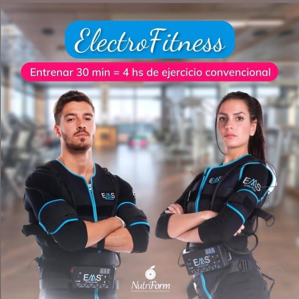 Un hombre y una mujer visten ropa deportiva de electroestimulación muscular (EMS) de color negro y azul en un gimnasio.