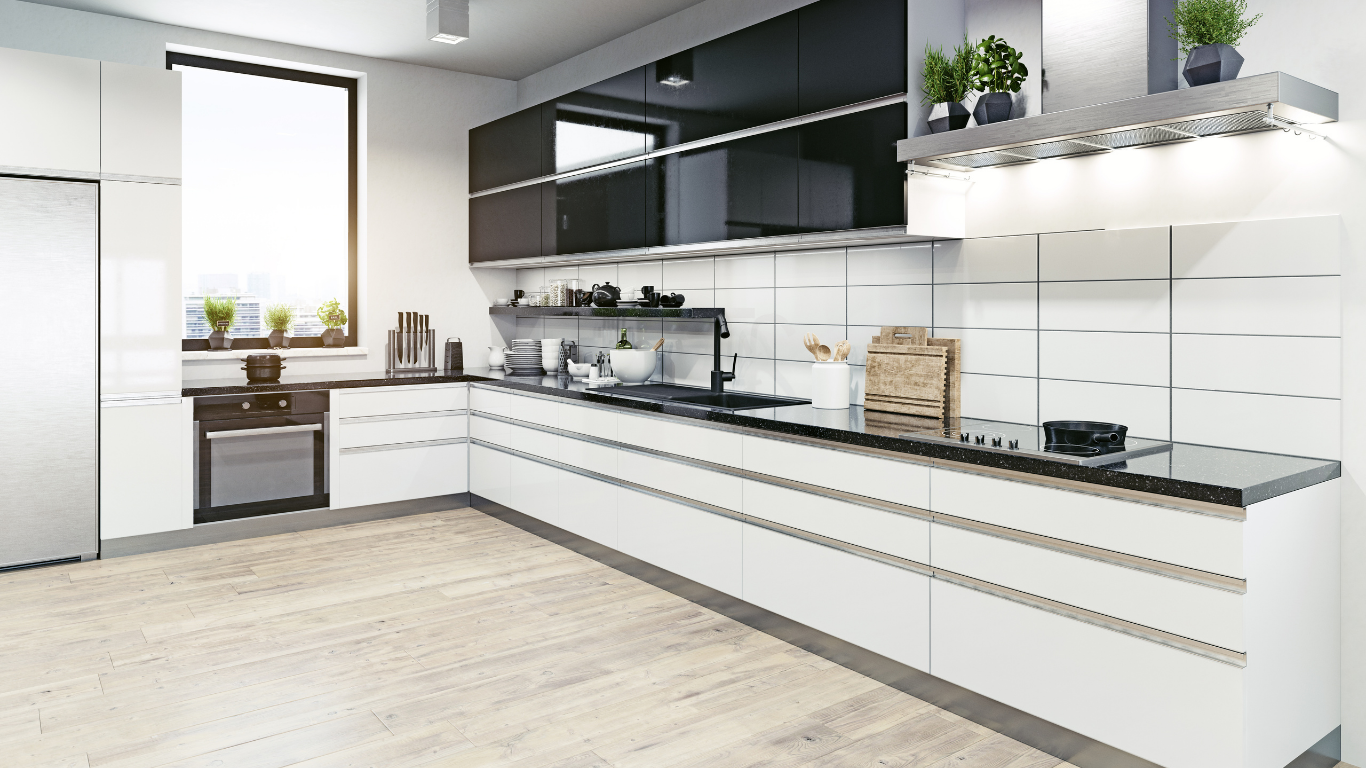 Moderne Küche mit weißen Schränken, schwarzen Arbeitsplatten und Edelstahlgeräten.