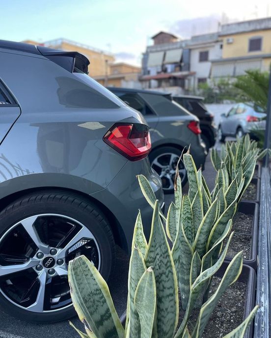 due auto sono parcheggiate una accanto all'altra sul lato della strada.