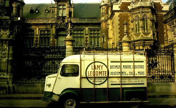 Un camion Lamy Lerome est garé devant un bâtiment