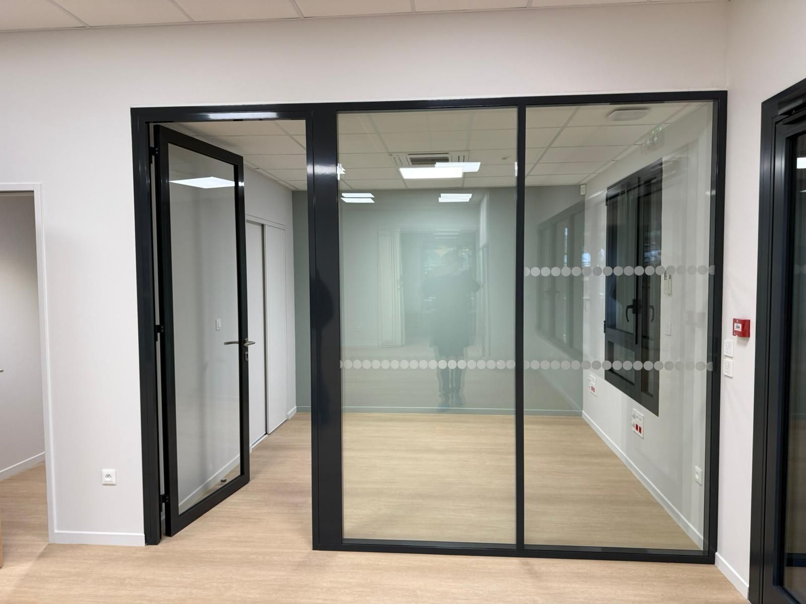 Un salon avec un canapé et une télévision à écran plat.