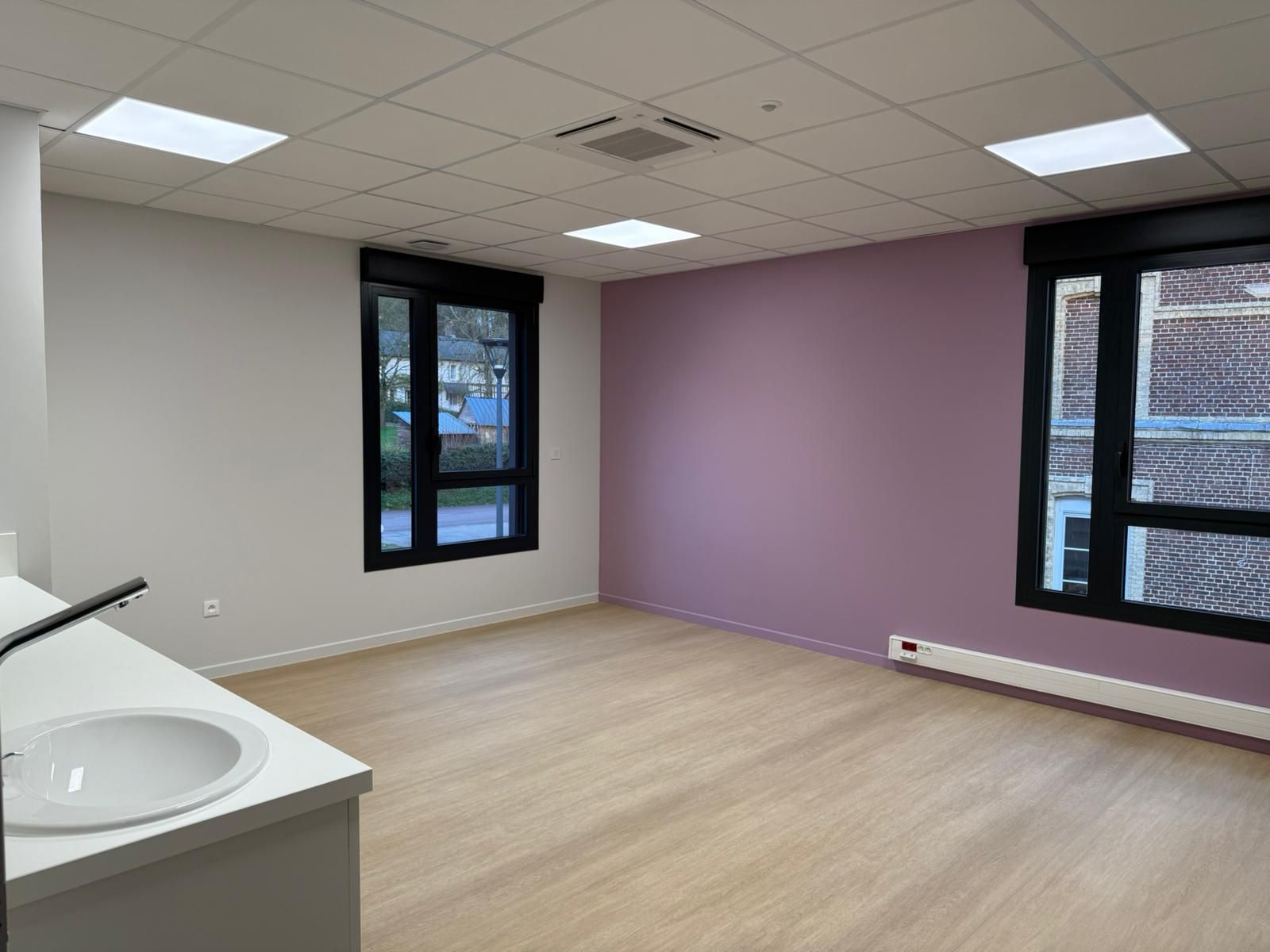 Un dessin en noir et blanc sur une feuille de papier