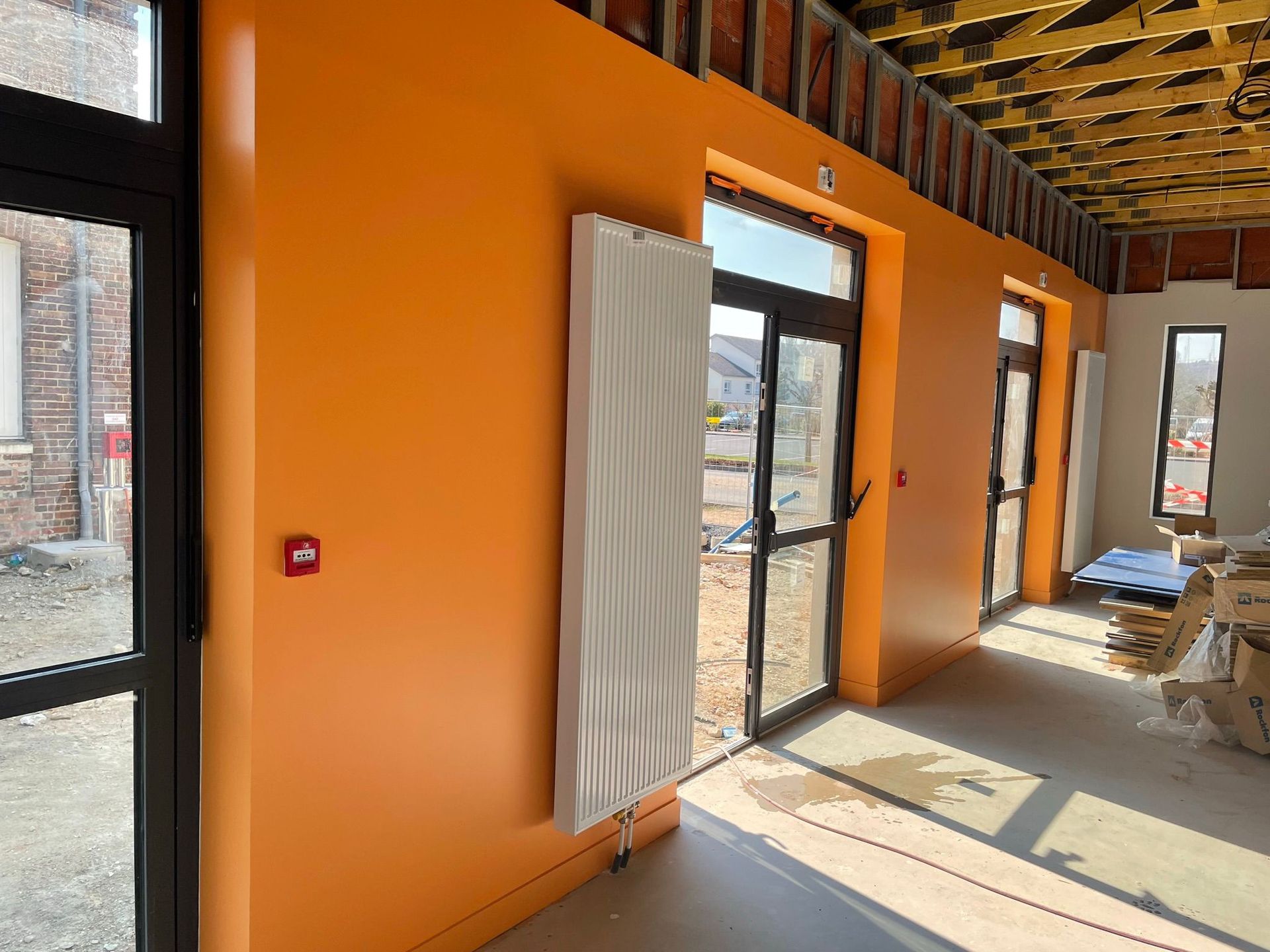 Une femme est assise à une table devant un microphone dans un studio d'enregistrement.