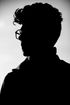 Une silhouette noire et blanche d'un homme portant des lunettes.