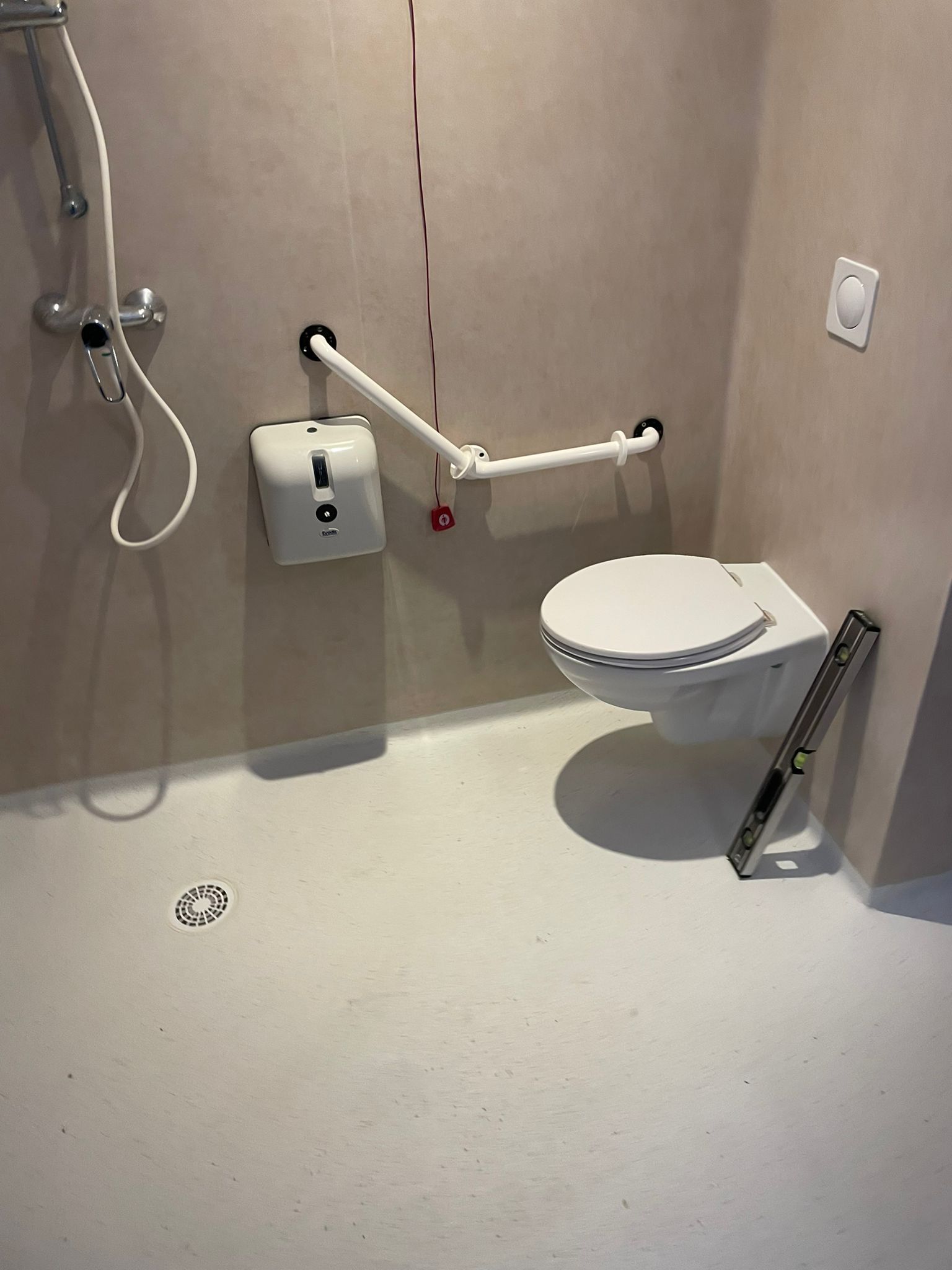 Un bâtiment en construction avec un échafaudage sur le côté.