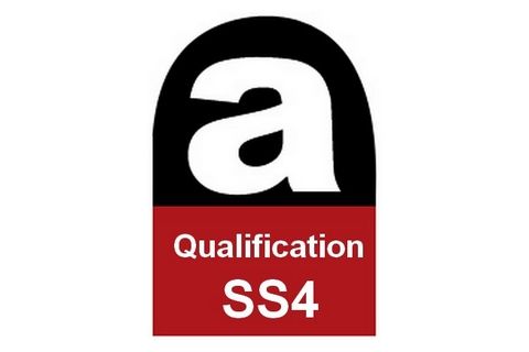 Un logo de qualification SS4 sur fond blanc